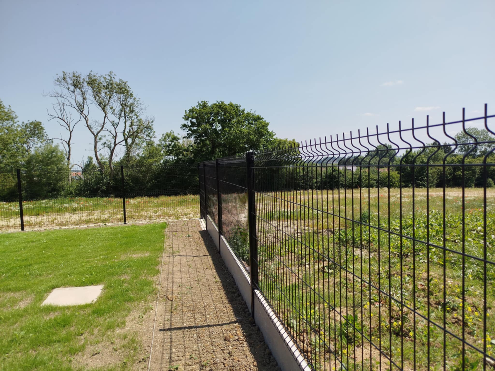 pose de grillage rigide noir